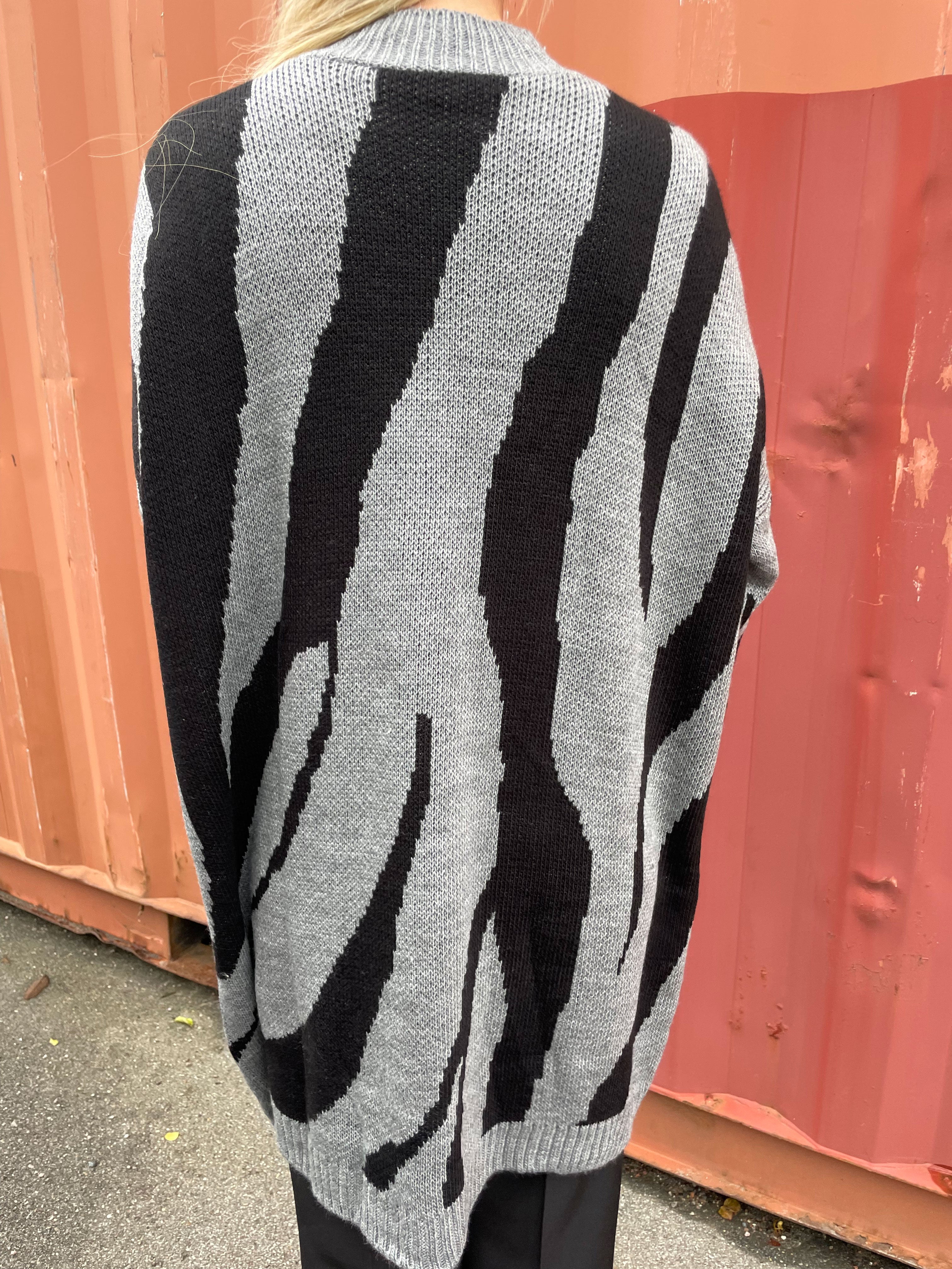 Katya - Blød strikkjole med stort zebramønster